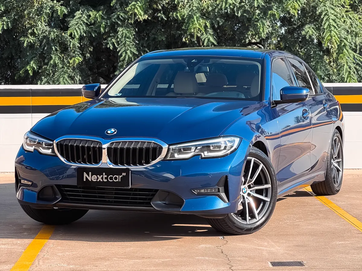 BMW Série 3 azul no pátio da Next Car RS