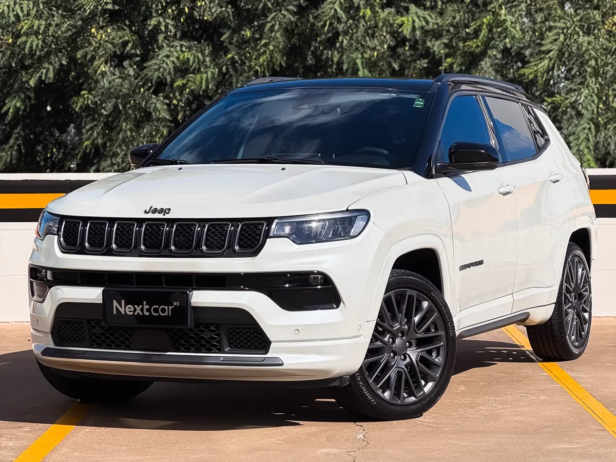 Jeep Compass branco no pátio da Next Car RS